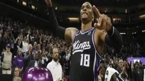 埃因霍温主场与多特蒙德1-1握手言和，马伦进球，胡梅尔斯助点球